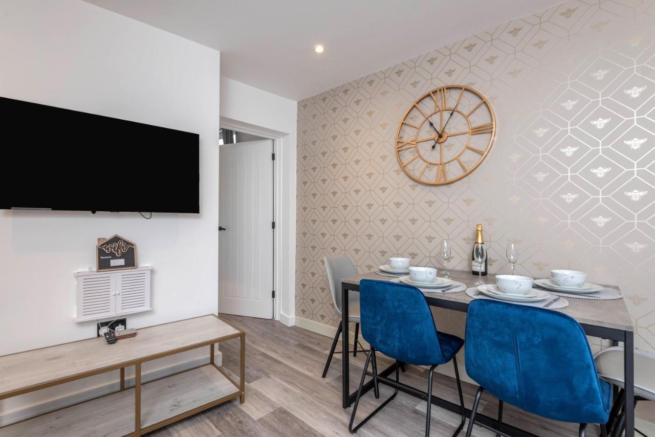The Honeycomb Residence By Fortuna Property Cheltenham Bagian luar foto
